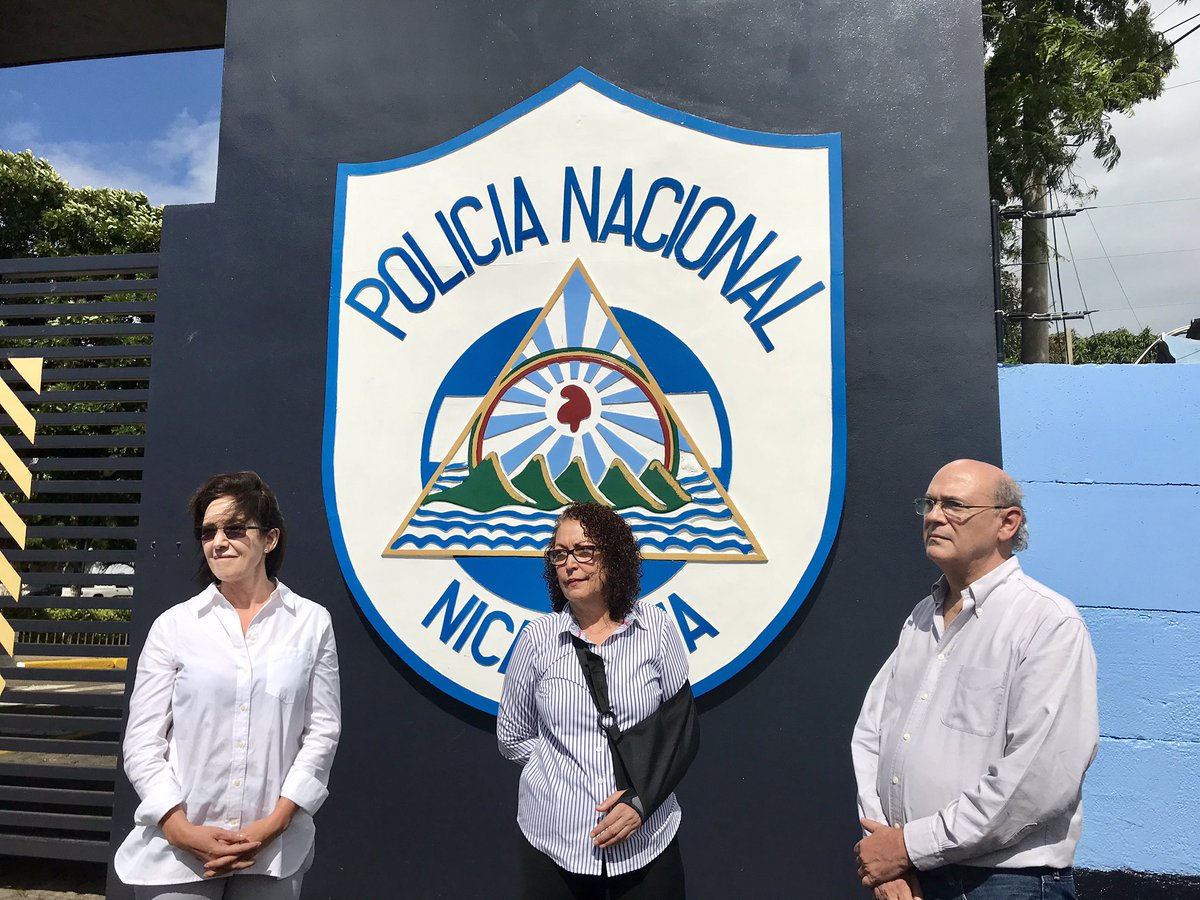 MLillyDelgado's tweet image. El periodista @cefeche demandando en la policia que les muestre la orden judicial que le habría permitido a oficiales del régimen de Daniel Ortega mantener ocupada la instalación de la redacción de @confidencial_ni, de lo contrario es una “confiscación ilegal” dice @cefeche