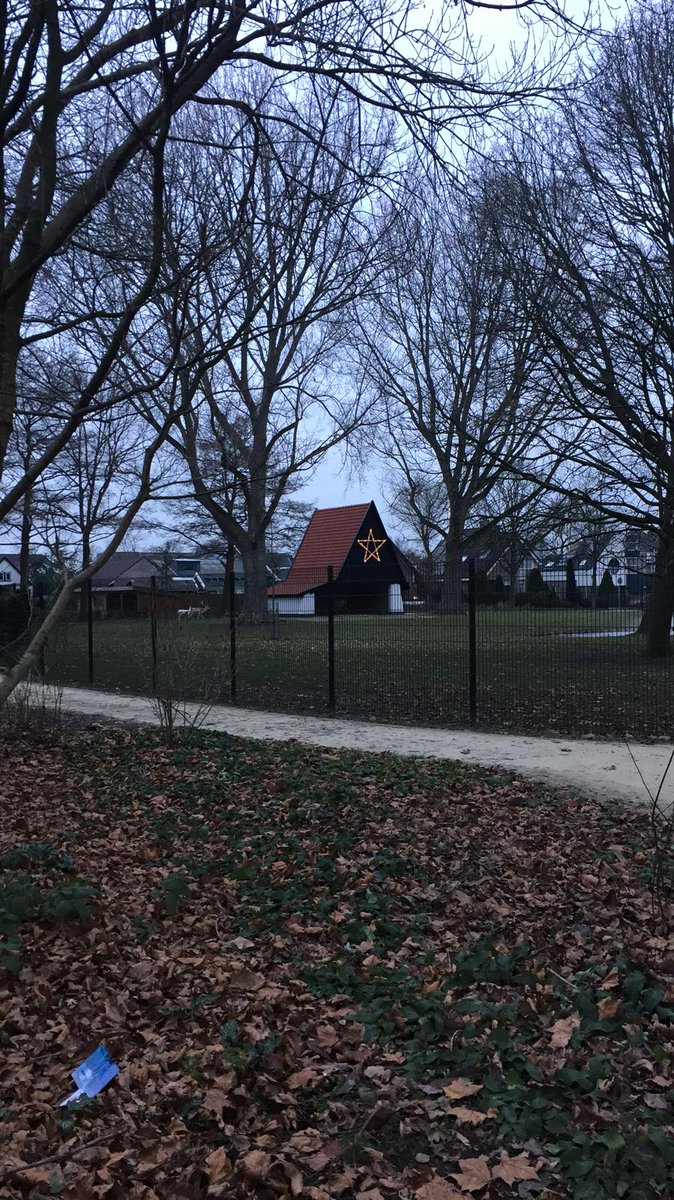 Kijk eens wat mooi, een kerstster aan de stal! Fijne feestdagen en bedankt voor alle steun en betrokkenheid in 2018. Het was een mooi jaar!