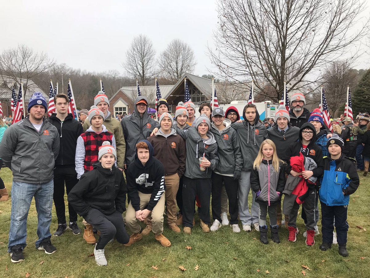AGAWAMHOCKEY's tweet photo. Members of #AHSPuck took part in the @WreathsAcross event today at the Mass Veterans cemetery. #thankyouvets #WreathsAcrossAmerica @BrownieSports https://t.co/mjFYSPhGs7