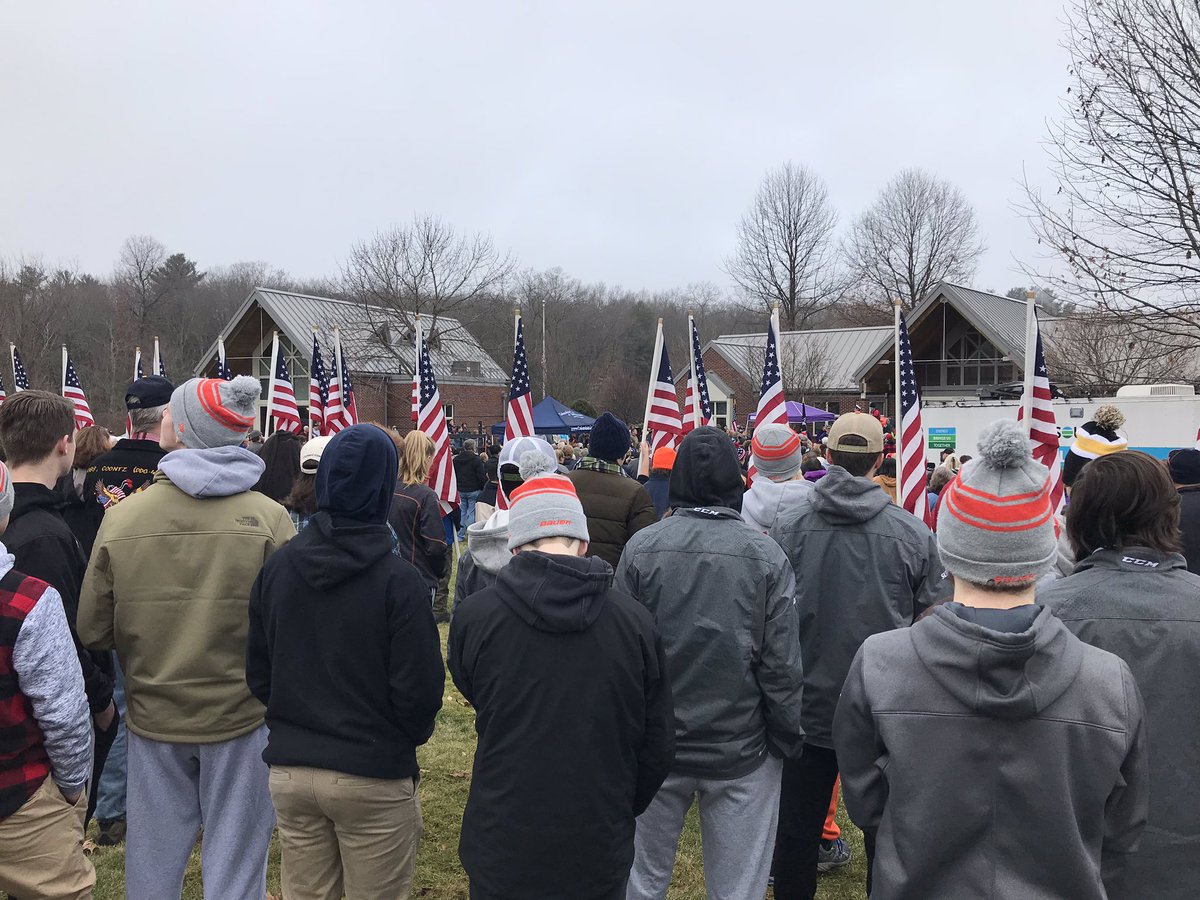 AGAWAMHOCKEY's tweet photo. Members of #AHSPuck took part in the @WreathsAcross event today at the Mass Veterans cemetery. #thankyouvets #WreathsAcrossAmerica @BrownieSports https://t.co/mjFYSPhGs7