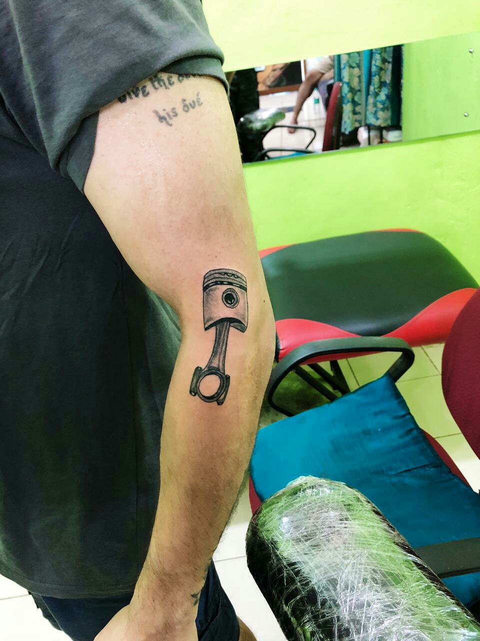 Can someone help me figure out what I'm looking at? : r/shittytattoos