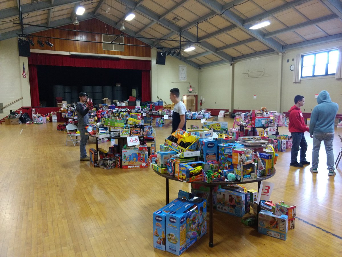 RotaryDerry's tweet photo. Derry Village Rotary helping out at the @SalvationArmyUS Christmas drive. https://t.co/0PAADTNP0h