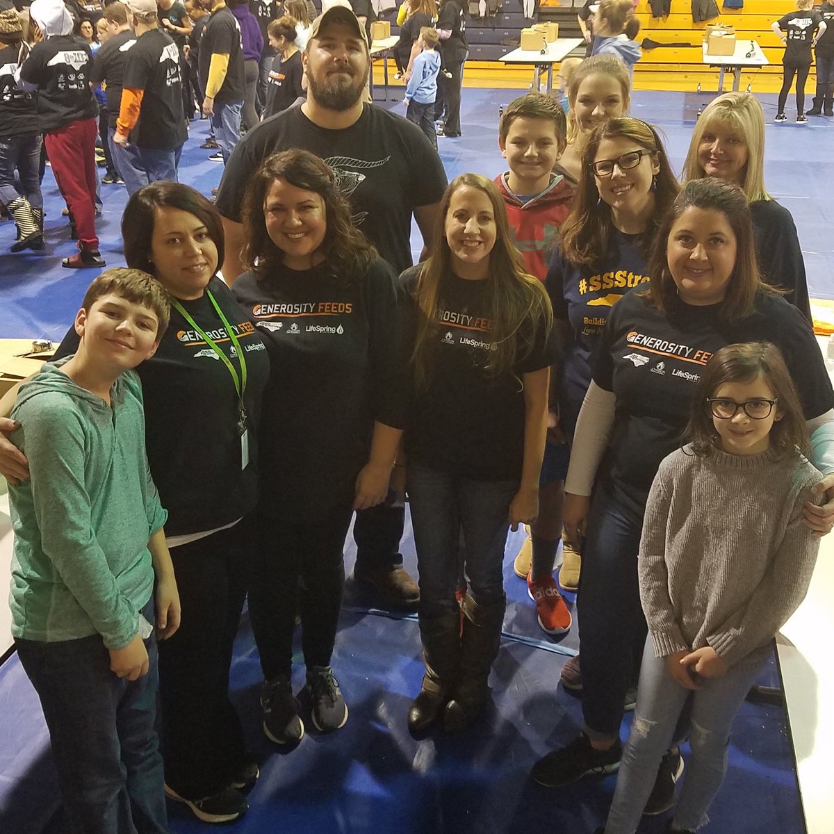 Selma_Middle's tweet photo. The @selma_middle family volunteered @SmMSKnights this morning to help package food for the @generosityfeeds event to provide Selma-Smithfield families with food this holiday season!
#Railblazers #SelmaMiddleSchool #SelmaProud #SelmaAllAboard #WeAreSelma #SelmaMiddle #gogenfeeds https://t.co/YuQj62KIA9