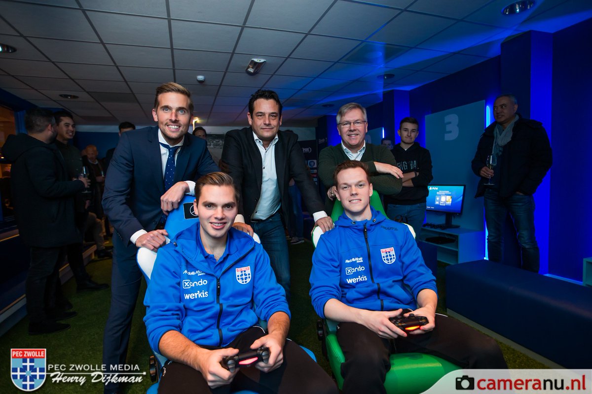PECZwolle's tweet photo. In restaurant Bluefinger is zojuist de Xando eRoom geopend. Commercieel directeur Edwin Peterman sprak de aanwezigen toe over eSports binnen PEC Zwolle. #pecnac #peczwolle https://t.co/yDqrfVGcB7
