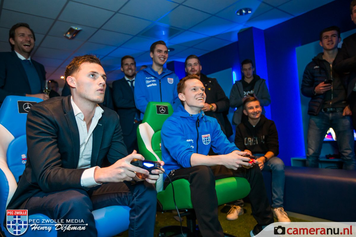 In restaurant Bluefinger is zojuist de Xando eRoom geopend. Commercieel directeur Edwin Peterman sprak de aanwezigen toe over eSports binnen PEC Zwolle. #pecnac #peczwolle