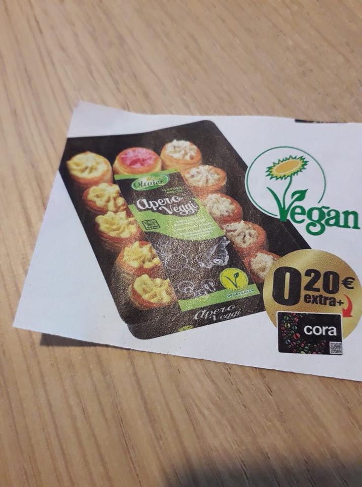 vegan_as's tweet photo. @CoraFrance  C'est possible d'avoir une explication sur ce produit au logo #Vegetarien (voir même #Vegan  sur la pub) alors qu'il contient en fait de la gelatine de boeuf ? Les boeufs poussent-ils sur les arbres ? 
Merci https://t.co/ihM1y1L4fO