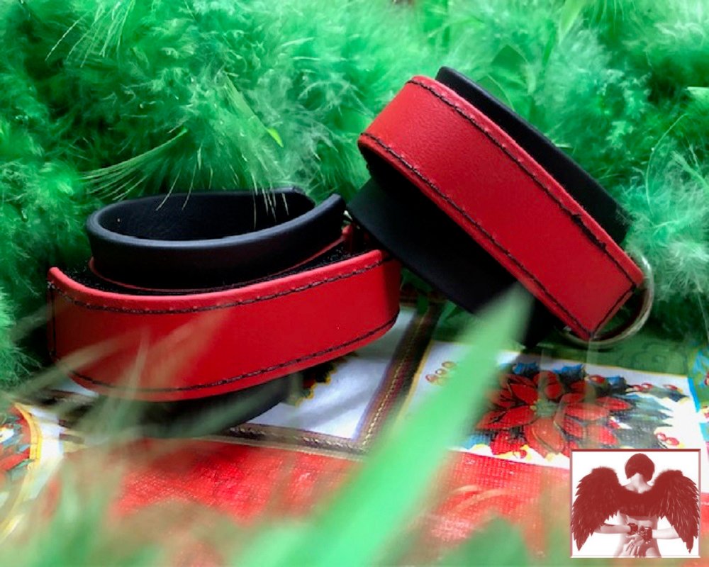 4biddenFruitATX's tweet photo. On the 2nd day of Kinkmas, my true love gave to me 2 Wrist Restraints & A Rechargeable Hitachiiiiii
#KeepAustinKinky #12DaysofKinkmas https://t.co/2NkycBORxa
