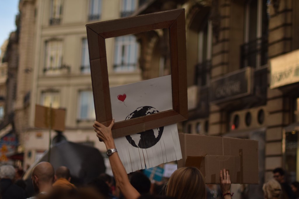 HexagOnline's tweet photo. Hexag' était à la marche pour le climat, interview de "gilets verts", notamment de Jean-Luc Mélenchon, Osons Causer, Matthieu Chedid et bien d'autres.
Propos retranscrit par Thomas Sarrade, et photos par Ulysse Logeat. https://t.co/PXUTaLlkQy https://t.co/2nhhu8DUrR