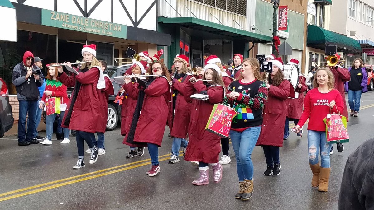 grahamgmen's tweet photo. Graham High School was well represented in the Bluefield, Virginia Christmas Parade this morning. #GrahamPride https://t.co/IH8BTmNr0c