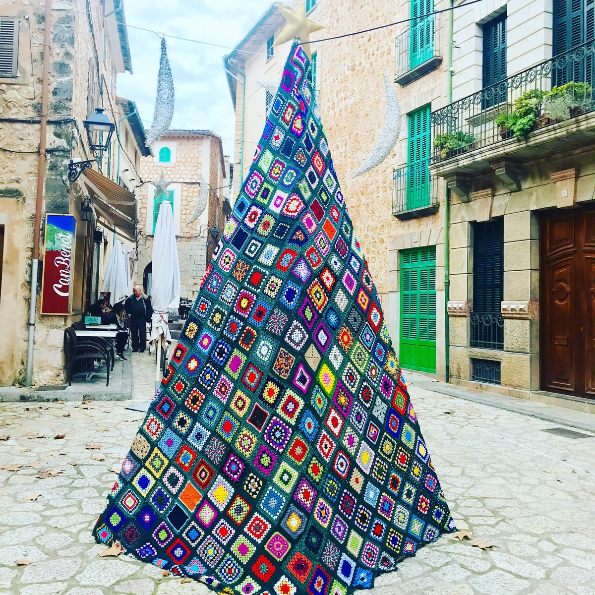 ANicholasAuthor's tweet photo. Good old #Fornalutx village in our #soller valley bucking the trend with a beautiful hand crocheted #ChristmasTree An inspiration for knitters everywhere 😉🌲🌲🌲#mallorca #spain https://t.co/8pwpAOLYsI