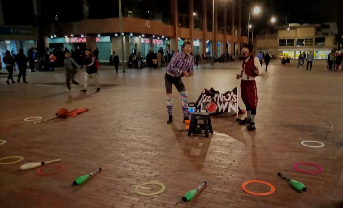 CALOC_PRADERA's tweet photo. Estuvimos en la plaza del carulla de la 85, de la ciudad de Bogotá. Realizando una muestra de malabares y clown, con el compañero Johan Toro y Juan Fulano Exposito
#Festi2019 #CALOC #LaOtraCara #Paisa #CrespoLoco #FulanosClown #CircoTeatro #Bogota #Circo #Ruedo #Teatro #Malabares https://t.co/iSVhBdaCFT