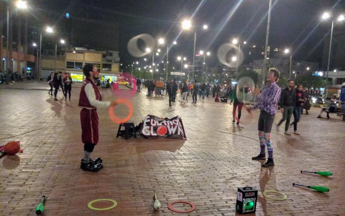 CALOC_PRADERA's tweet photo. Estuvimos en la plaza del carulla de la 85, de la ciudad de Bogotá. Realizando una muestra de malabares y clown, con el compañero Johan Toro y Juan Fulano Exposito
#Festi2019 #CALOC #LaOtraCara #Paisa #CrespoLoco #FulanosClown #CircoTeatro #Bogota #Circo #Ruedo #Teatro #Malabares https://t.co/iSVhBdaCFT