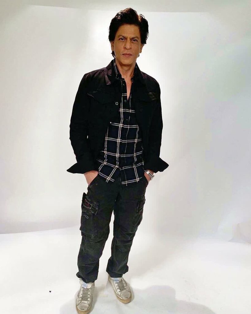 SRKCHENNAIFC's tweet image. Pics: @iamsrk in Taj Lands End, Mumbai during interviews for #Zero⁠ ⁠⁠ ⁠ promotions two days ago! 

#6DaysToZero ⁠ ⁠