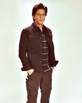 SRKCHENNAIFC's tweet image. Pics: @iamsrk in Taj Lands End, Mumbai during interviews for #Zero⁠ ⁠⁠ ⁠ promotions two days ago! 

#6DaysToZero ⁠ ⁠