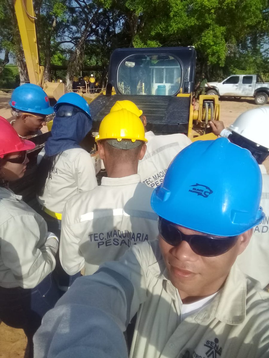 SenacfmaIndust5's tweet photo. Última práctica de los aprendices de maquinaria pesada de Montelibano en área de entrenamiento gecelca. @SenaCfma @SBDIR_SENACFMA https://t.co/kHS144O2iq