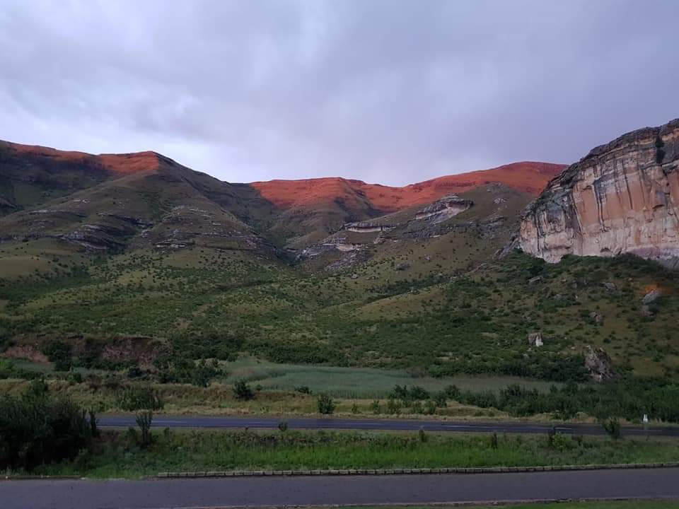 ReenvalSA's tweet photo. Heerlike bui #reën en #hael by #Golden_Gate #Vrystaat en toe hierdie lieflike prentjies  Wonderskoon!📸 Estelle Lötz Matthysen @SAWeatherServic @maroelamedia @venter_annette @debeer_anika @Netwerk24 @huisgenoot https://t.co/mx4w2W1m5G