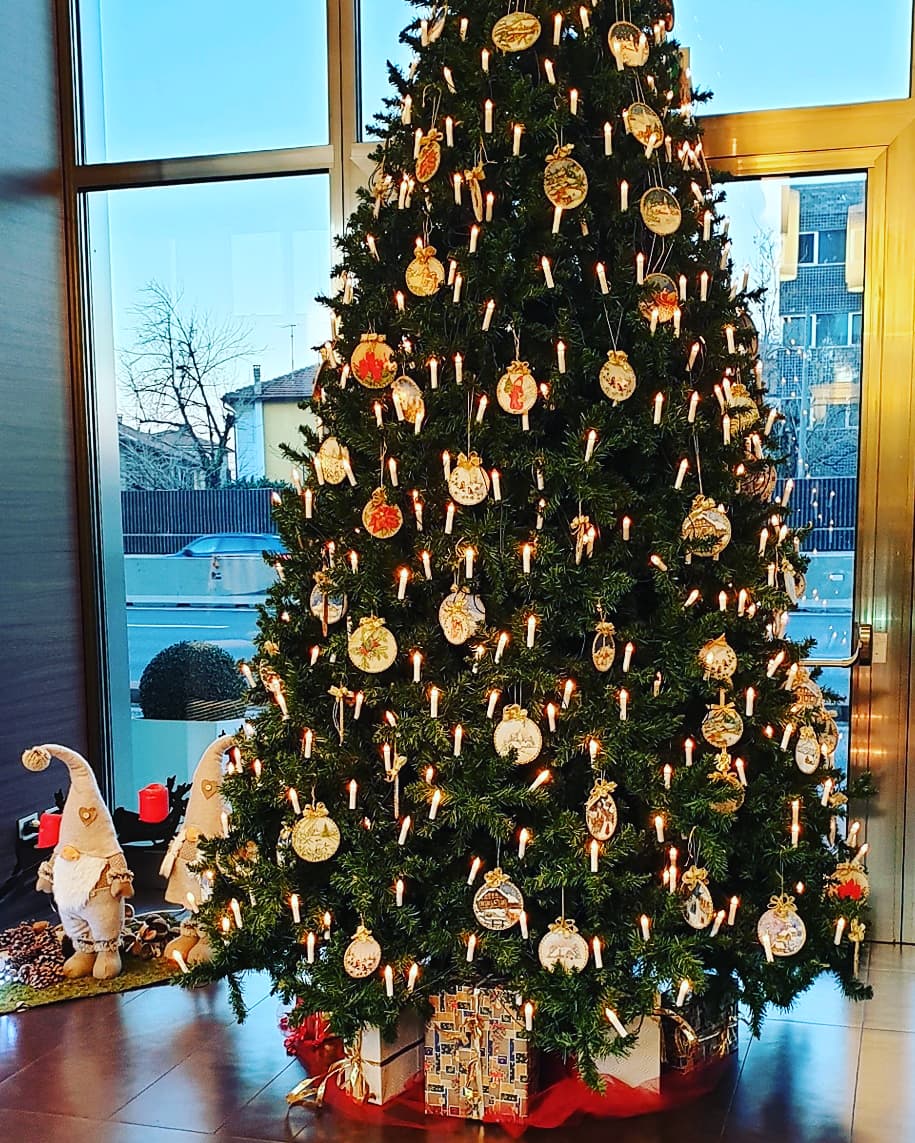 BWMonzaeBrianza's tweet photo. A 10 giorni dal Natale ecco le nostre prime decorazioni di quest'anno 😍🎁🎄 
E mentre noi addobbiamo, voi approfittate dello sconto del 30% per i soci BW Rewards e prenotate per le vostre vacanze🎁🎄
E se non lo siete ancora iscrivetevi subito al programma😉

@best_westernITA https://t.co/LYEvGjxh3c