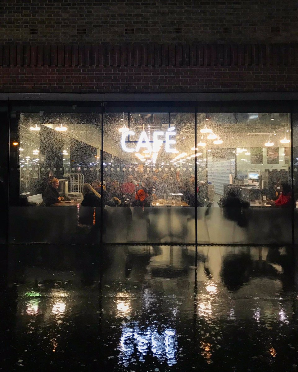 lucyfoleytweets's tweet image. Grim old day in London but it somehow just makes all the cafes look even cosier #writingday #amwriting ❄️❄️❄️