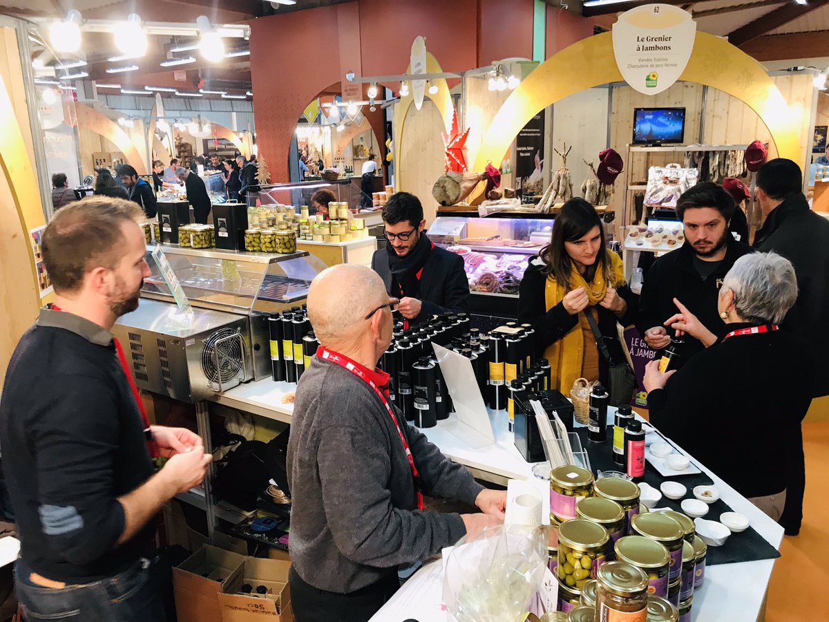FineDeGarrigue's tweet photo. Échanges et discussions sur les différentes variétés d’olives et leurs caractéristiques #Regal2018 #huiledolive #olives @QualivoresOc https://t.co/4BWg1RiYtD