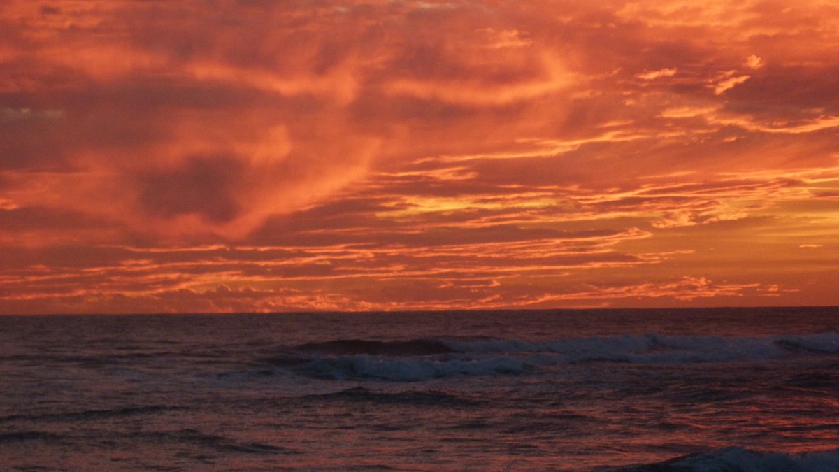 xavicabopapiol's tweet photo. @BCNmoltmes @TurismeBaixLlob @BCNinfosite @catexperience @ElLlobregat #Posta de #Cine. #MagicSunset #Gava #GavaTurisme. https://t.co/V8HPcUbdHq