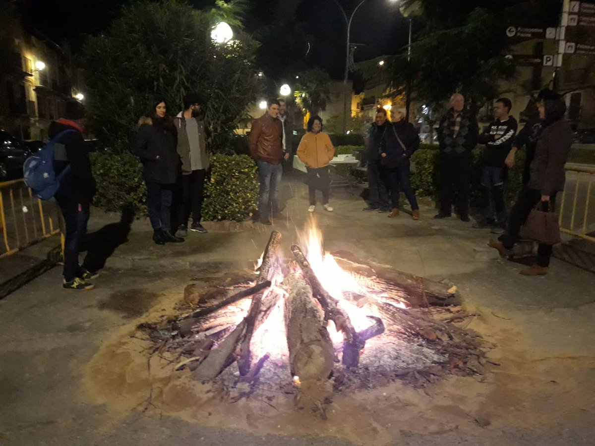 aytoayerbe's tweet image. A partir de las 19:00 horas os esperamos en la hoguera de Santa Lucía.

Asados, buen vino, sorteo y una causa benéfica, la continuación de la rehabilitación de Santa Lucía. 

#SantaLucia #APIAC #AyerbePrePirineoyCultura #CoordinadoraAsociaciones