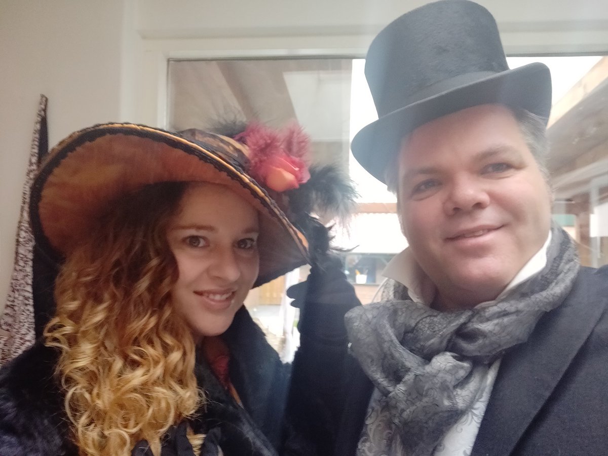 MarkoFaas's tweet photo. Koud en nog van hoed gewisseld (#groothoofd) , maar wat was het gezellig vandaag tijdens #dickens in #Deventer. Tot morgen! https://t.co/8sqcYPMVdj