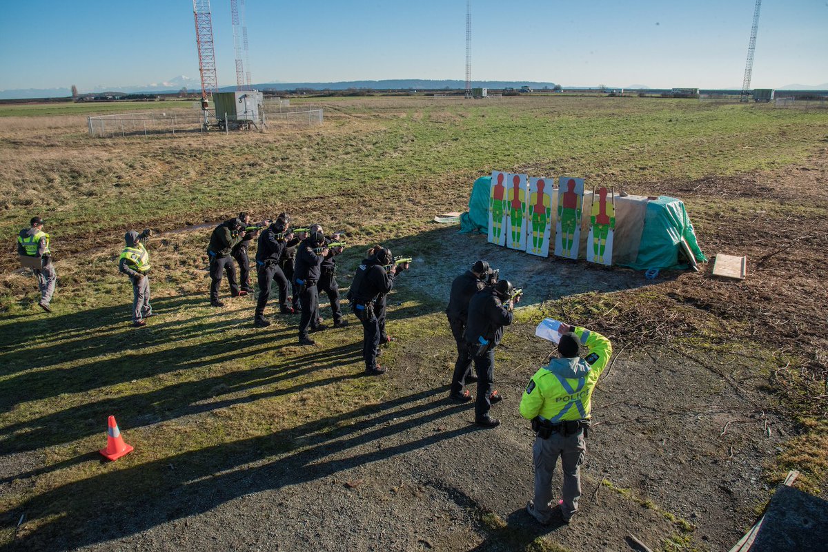 joindpd's tweet image. Trainers prefer sunny &amp;amp; cold! Patrol officers learning to use projectile launchers as a less lethal option during high risk #realitybasedtraining days. #communitysafety #equipment #careerlikenoother #joinus #LawEnforcement #ThinBlueLine joindpd.ca @deltapolice 🇨🇦