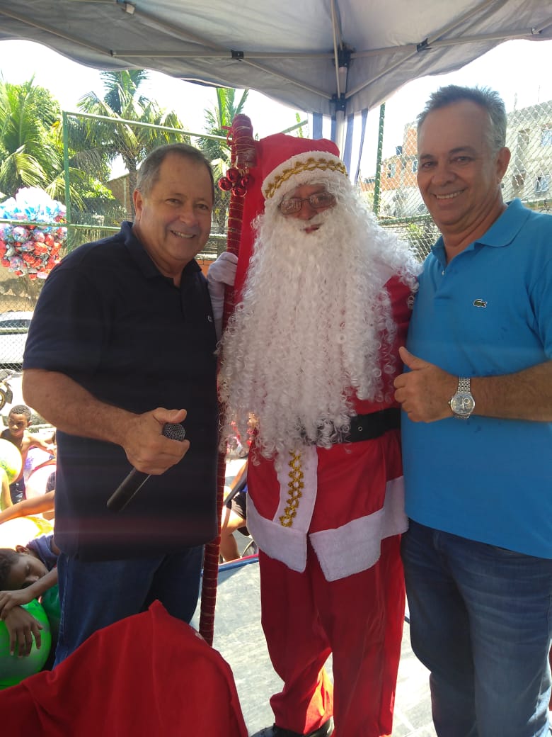 Emoção e alegria com a chegada de Papai Noel na manhã deste sábado na quadra da Isabel Domingues, Gardênia Azul. As crianças vibravam, gritando “Papai Noel, Papai Noel” e, todas queriam tirar fotos com ele que acenava, mandava beijinhos e distribuía abraços.
#VamosComTudo