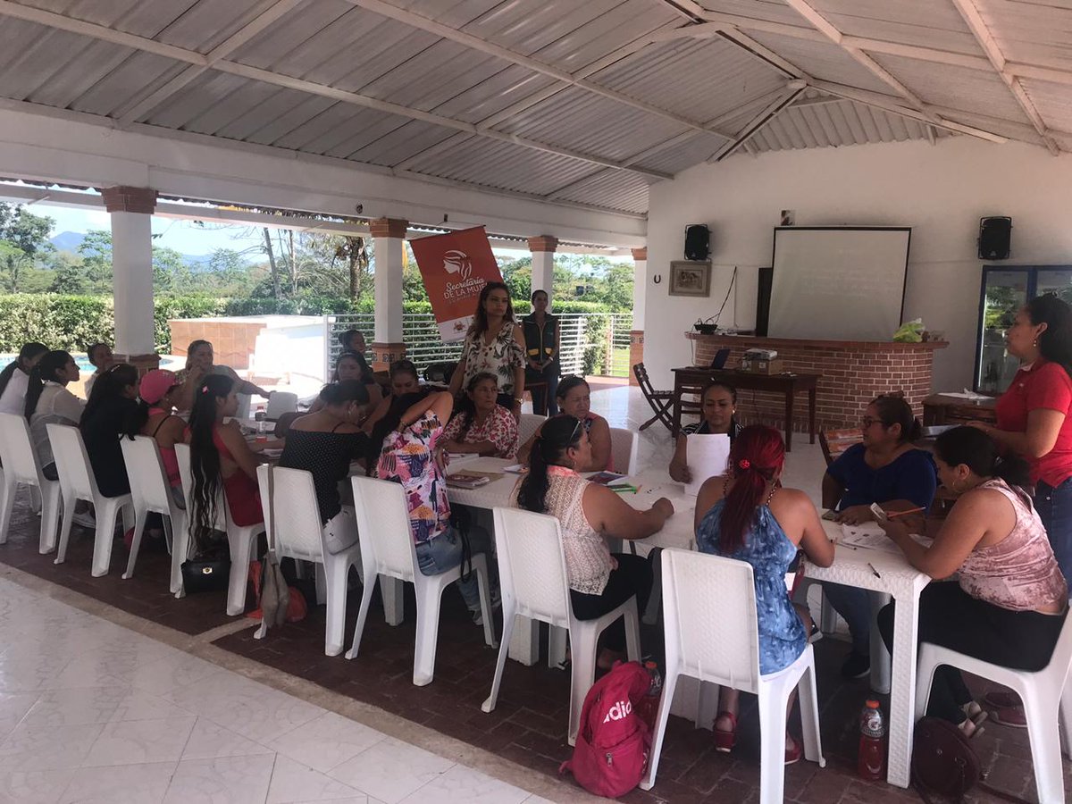 GobMeta's tweet photo. Desde Acacías, Norma Vélez, @GobMujer, acompaña el cierre del ciclo de formación de 22 mujeres  vinculadas al programa de fortalecimiento y promoción de iniciativas productivas en este municipio, dirigido a organizaciones femeninas con enfoque de género, étnico y diferencial. https://t.co/WorWjZaivl