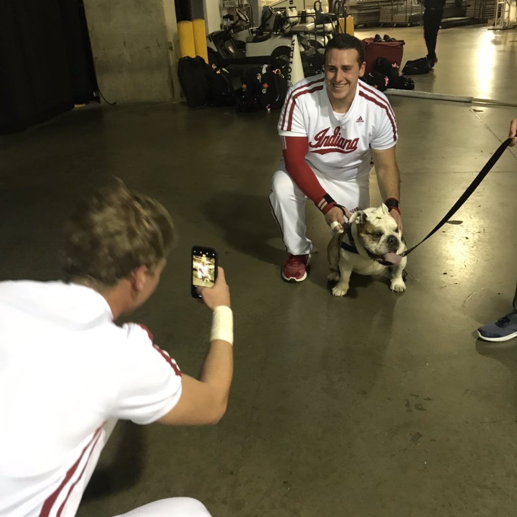 ButlerBlue3's tweet photo. Mascot Envy. I get it.  #GoDawgs #CrossroadsClassic https://t.co/WDtl5T4blX