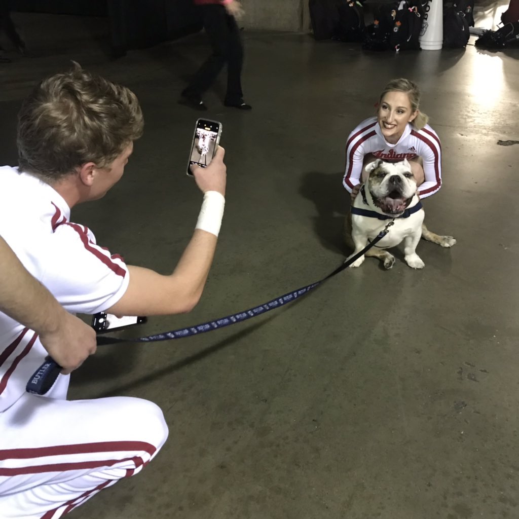 ButlerBlue3's tweet photo. Mascot Envy. I get it.  #GoDawgs #CrossroadsClassic https://t.co/WDtl5T4blX