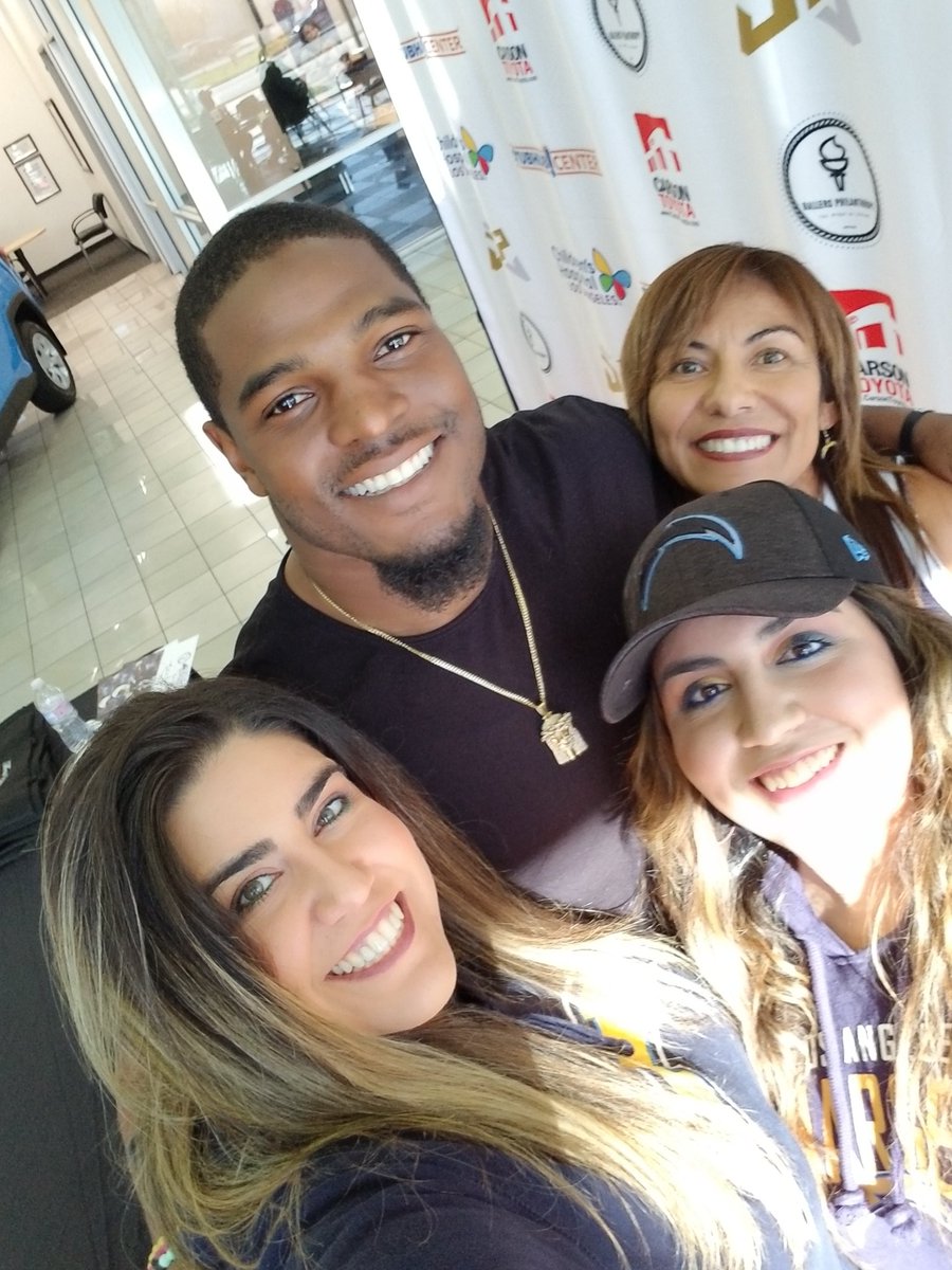 beautyandbolts's tweet photo. Hanging with Perryman... @D_Perryman52
Get well soon! We miss you!! #lachargers #chargers #repthebolts #boltpride https://t.co/NhOvJWmRqg