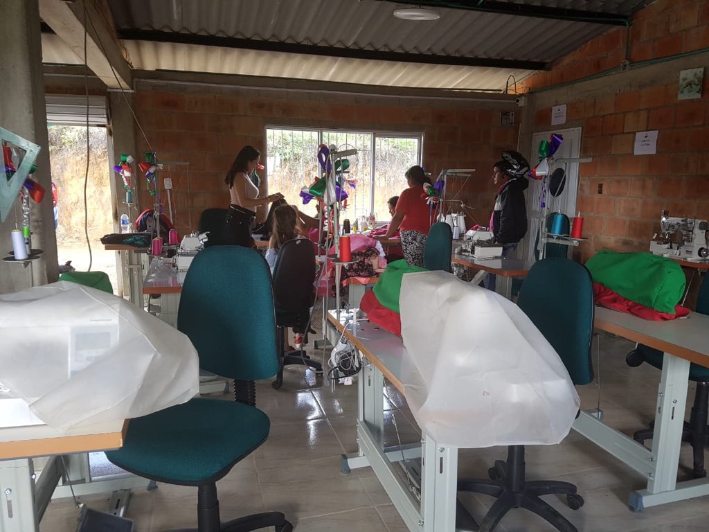 MintrabajoCol's tweet photo. En la comunidad Kite Kiwe (Tierra Floreciente) en municipio de Timbío Cauca, una comunidad hace honor al trabajo con proyectos productivos en confecciones #SumandoPaz https://t.co/BdGkQwk9P8