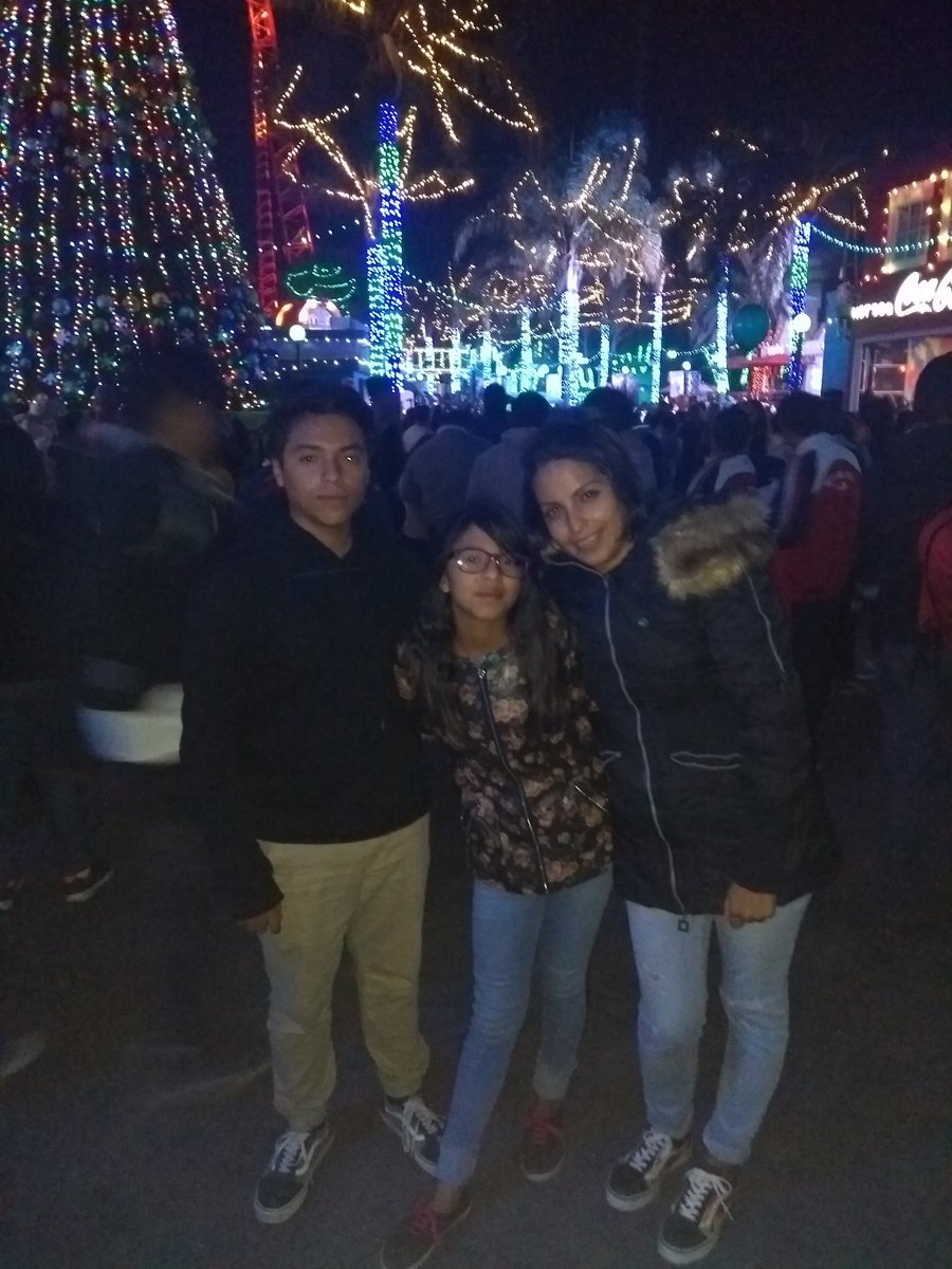 DoryanCabrer's tweet photo. Muy agradable la experiencia de Christmas in the park en @SixFlagsMexico. https://t.co/QdGJlLSzFz