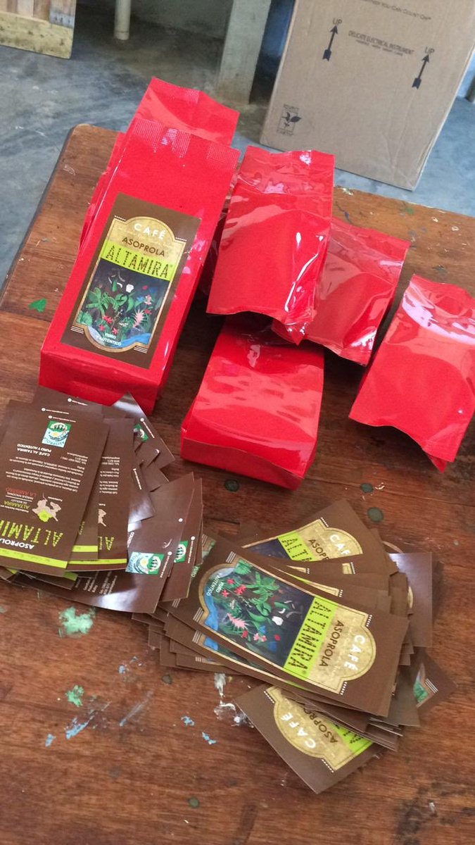 ProfRayn's tweet image. Project update: last spring students from the University of Bridgeport assisted AsoProLa a rural Costa Rican coffee cooperative to vertically integrate.

This week AspProLa sold their very first large order!