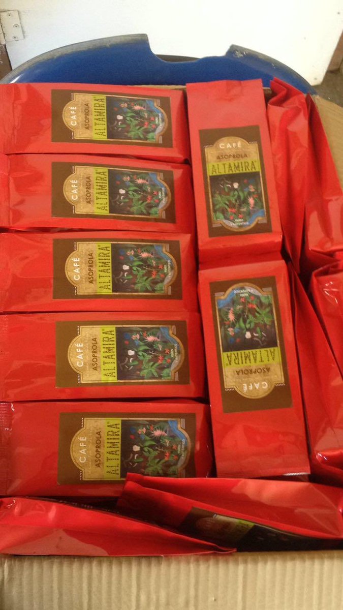 ProfRayn's tweet image. Project update: last spring students from the University of Bridgeport assisted AsoProLa a rural Costa Rican coffee cooperative to vertically integrate.

This week AspProLa sold their very first large order!