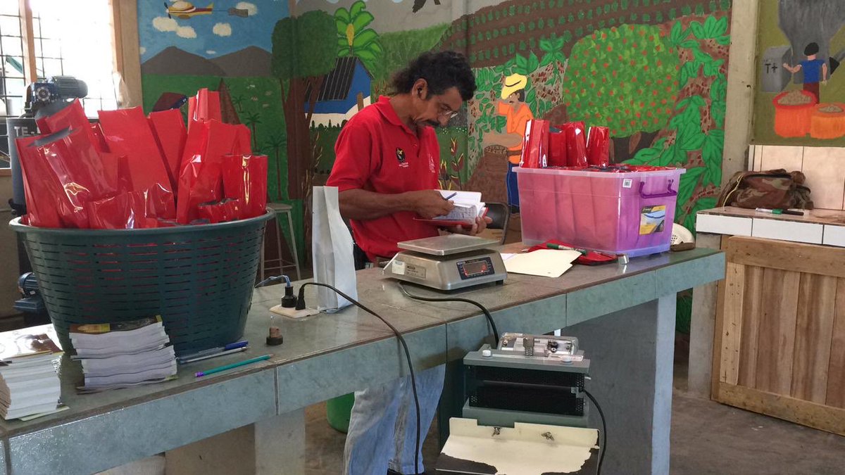 ProfRayn's tweet image. Project update: last spring students from the University of Bridgeport assisted AsoProLa a rural Costa Rican coffee cooperative to vertically integrate.

This week AspProLa sold their very first large order!