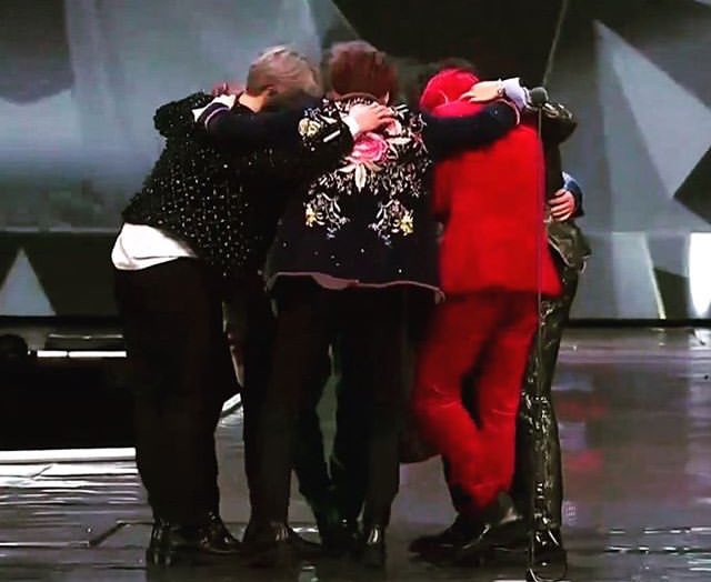 artisticboitae's tweet photo. Im so proud but also so sad. I can’t forget how my baby cried last night. I saw how they all tired. They all cried and i felt so bad because that thing not look like for happiness. I hope they’re all good now. 사랑해, 감사합니다 💜 #ThankForStayingBTS https://t.co/tvgUIwIOou