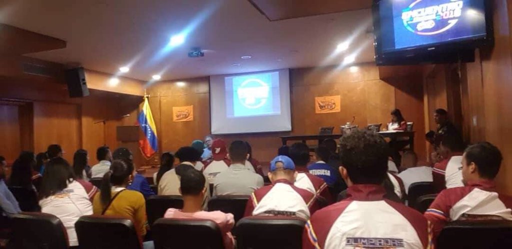 JovenDelBarrio's tweet photo. 🔴 Ahora || #15Dic Así comienza nuestro Encuentro Nacional 2018 de Jóvenes del Barrio con el hermano @JauaMiranda y la nuestra original @gabycomunas18 

"Las y los Jóvenes del Barrio tienen que enfocarse en la producción, ustedes juegan un papel fundamental en la Revolución." https://t.co/z2DlB7pLqf