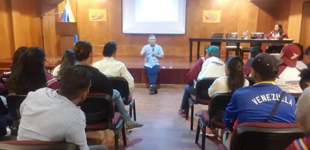 JovenDelBarrio's tweet photo. 🔴 Ahora || #15Dic Así comienza nuestro Encuentro Nacional 2018 de Jóvenes del Barrio con el hermano @JauaMiranda y la nuestra original @gabycomunas18 

"Las y los Jóvenes del Barrio tienen que enfocarse en la producción, ustedes juegan un papel fundamental en la Revolución." https://t.co/z2DlB7pLqf
