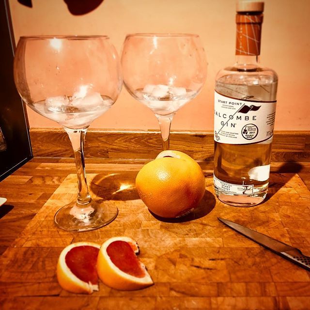 thomaswalworth's tweet photo. Cheeky Gin courtesy of @littlestorgs and @mr_bartley #weddingpresent #salcomegin #grapefruit #nomnomnom https://t.co/cP4Lv1csxf https://t.co/dw5qUZHUsa