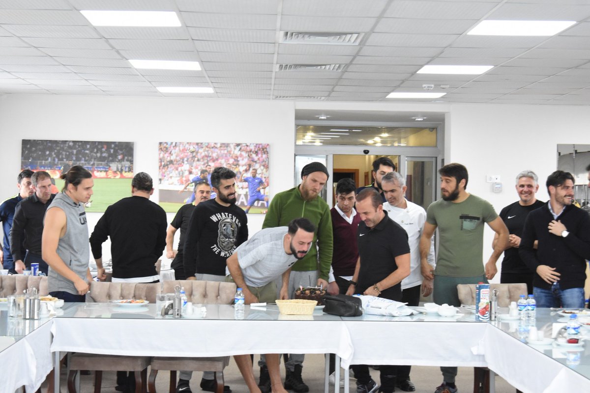 📷 Kulüp tesislerimizde Teknik Direktörümüz Mehmet Özdilek, teknik heyetimiz, futbolcularımız ve kulüp personelimiz Lokman Gör’ün yeni yaşını kutladık.
Büyükşehir Belediye Erzurumspor Kulübü olarak Lokman Gör’e nice yaşlar diliyoruz.
#erzurumspor
➡ http://bberzurumspor.com