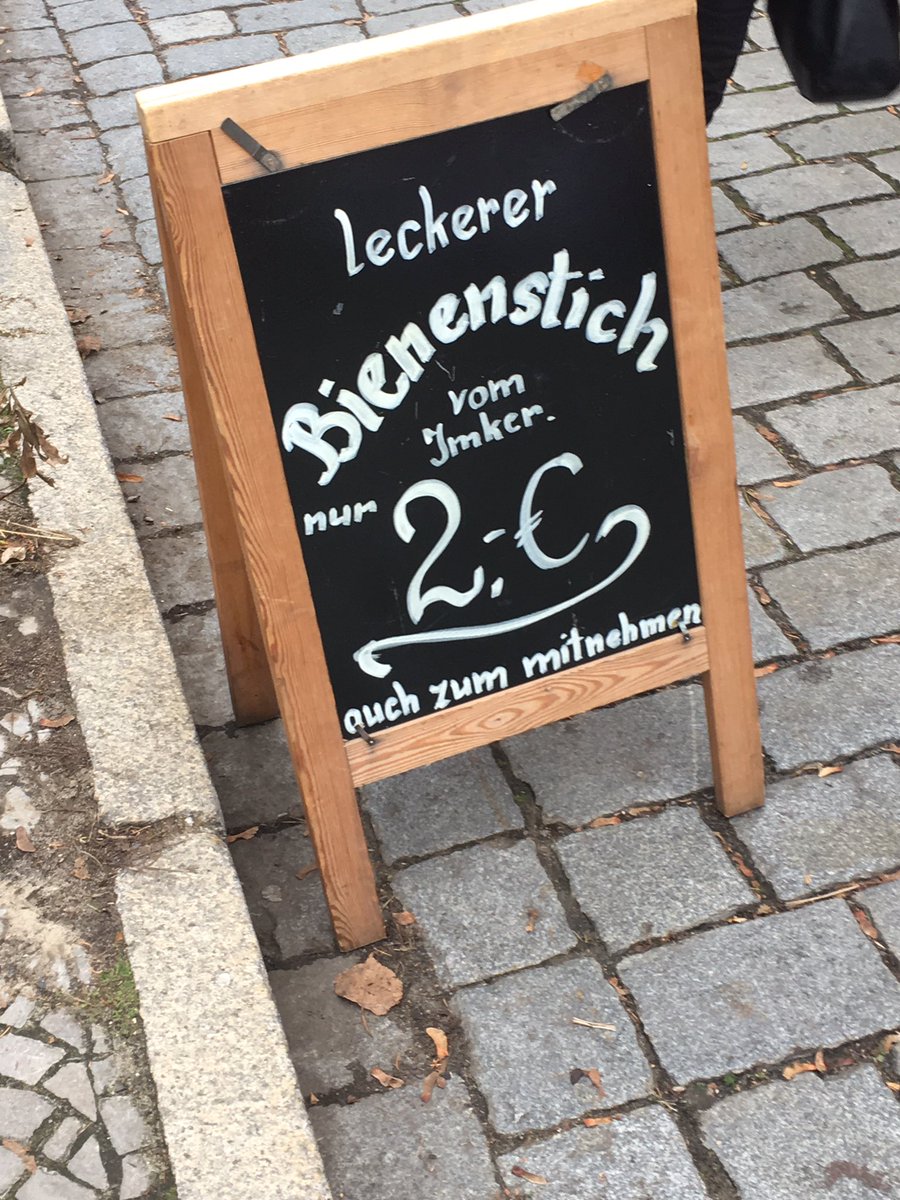 LichtPutt's tweet photo. „#Infinitiv mit zu.“ #Essen #Honig #Bienen #lecker 🐝 #Bäckerei https://t.co/27IBG7sM39