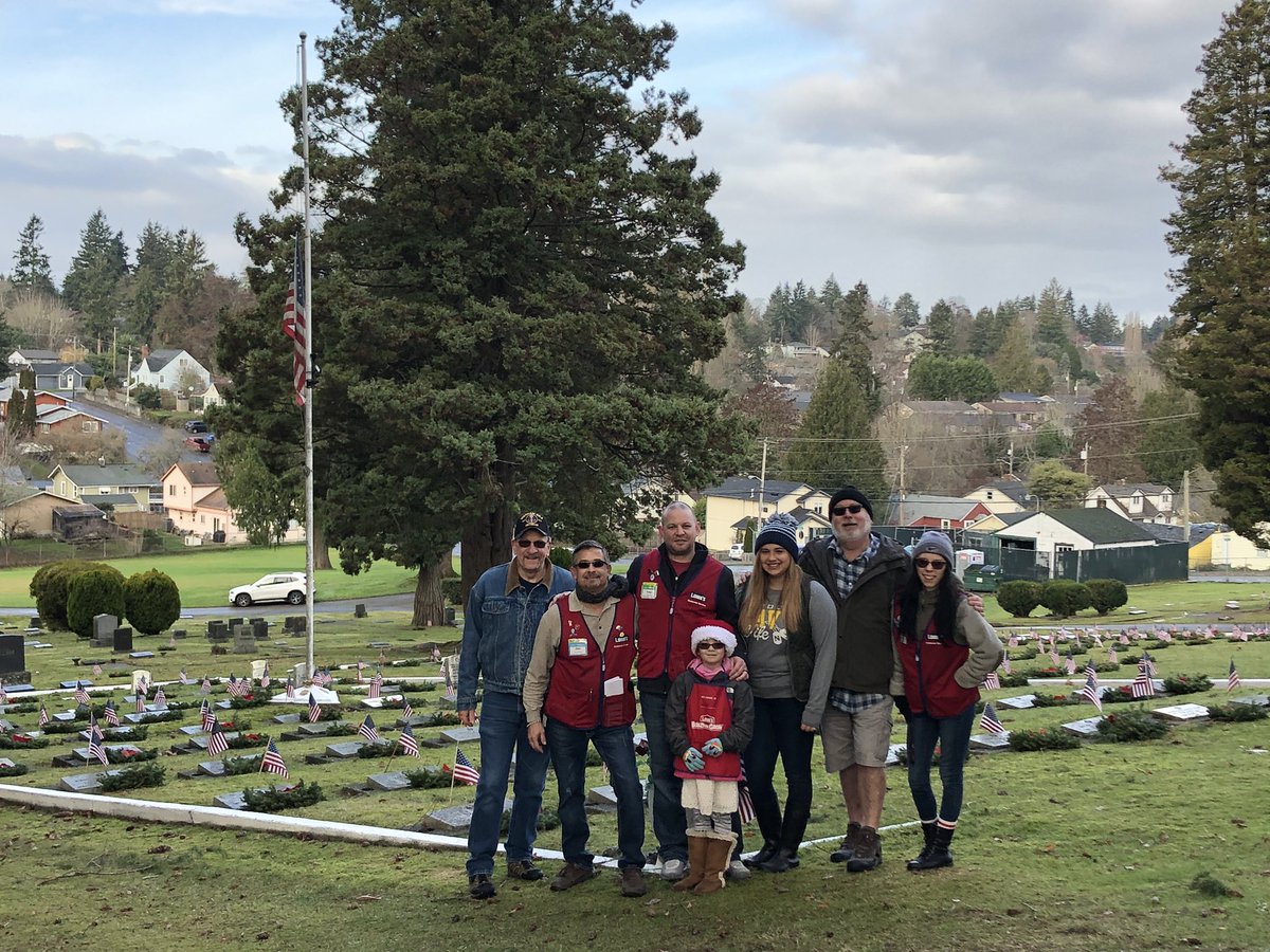 tonybutler1534's tweet photo. Amazing morning with team 1534 and my family honoring those who served and those who are serving. Proud to work for a company that values our communities and military.   #WreathsAcrossAmerica #Lowes #lowes1534 #Loweslife https://t.co/EqaLLObEjQ