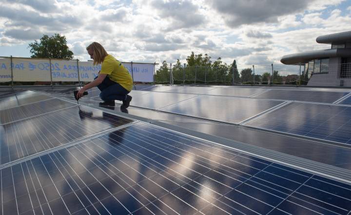 MediosTec21_Vva's tweet image. #Fotovoltaica
#iDistributedPV

El ☀️sol brilla más que nunca en España

➡️bit.ly/2A02HKE

El lastre al #autoconsumo_compartido de energías #renovables se ha evaporado y hoy los edificios de viviendas ya pueden producir y consumir electricidad de sus paneles fotovoltaicos