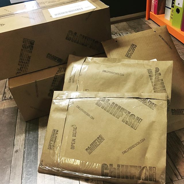 ChillFishDesign's tweet image. Ik ben er een beetje stil van... Sinds ik eergisteren met de wereld gedeeld heb dat Chillfish Design ophoud met bestaan, ben ik overladen met berichten en hebben veel van jullie voor het laatst Chillfish producten besteld 🙏 dank jullie wel! Ik ga zeker mijn klanten missen. J…