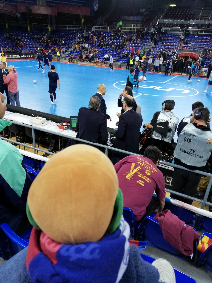 AnnaSolernou's tweet photo. Partit difícil avui al #palaublaugrana
@FCBfutbolsala 🆚 @InterMovistar
Una victòria seria clau per mantenir el liderat i deixar enrere l'equip madrileny
#enmic #ForçaBarça #futsal
#LNFS https://t.co/hslNlomugp
