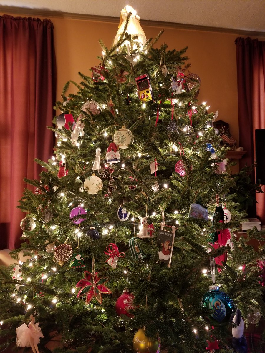 NeigmaMegane's tweet image. Before and after a l o t of ornaments and lights. I love decorating the tree this time of year!! ❤💚❤💚

#tistheseason