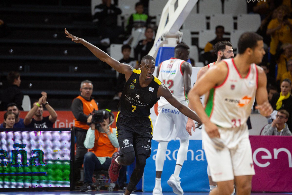 Niang, celebrando una anotación ante Baskonia.