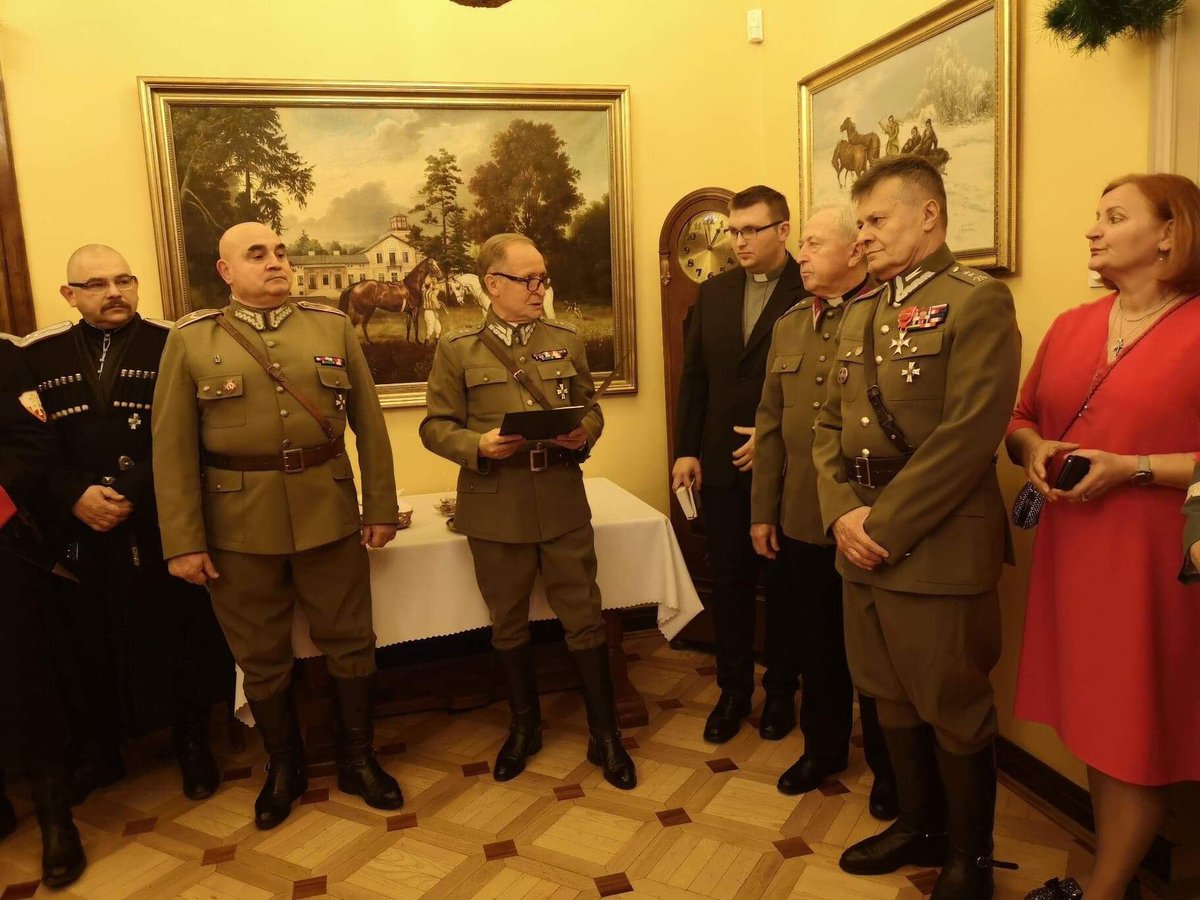bartlomiejpejo's tweet photo. Spotkanie świąteczne z tradycjami! Dzięki za zaproszenie - Stowarzyszeniu 24 Pułku Ułanów! Dobrych Świat! #swieta #oplatek #koledy #ulani #szwadronulanow  #swidnik https://t.co/xjQgUkNy69